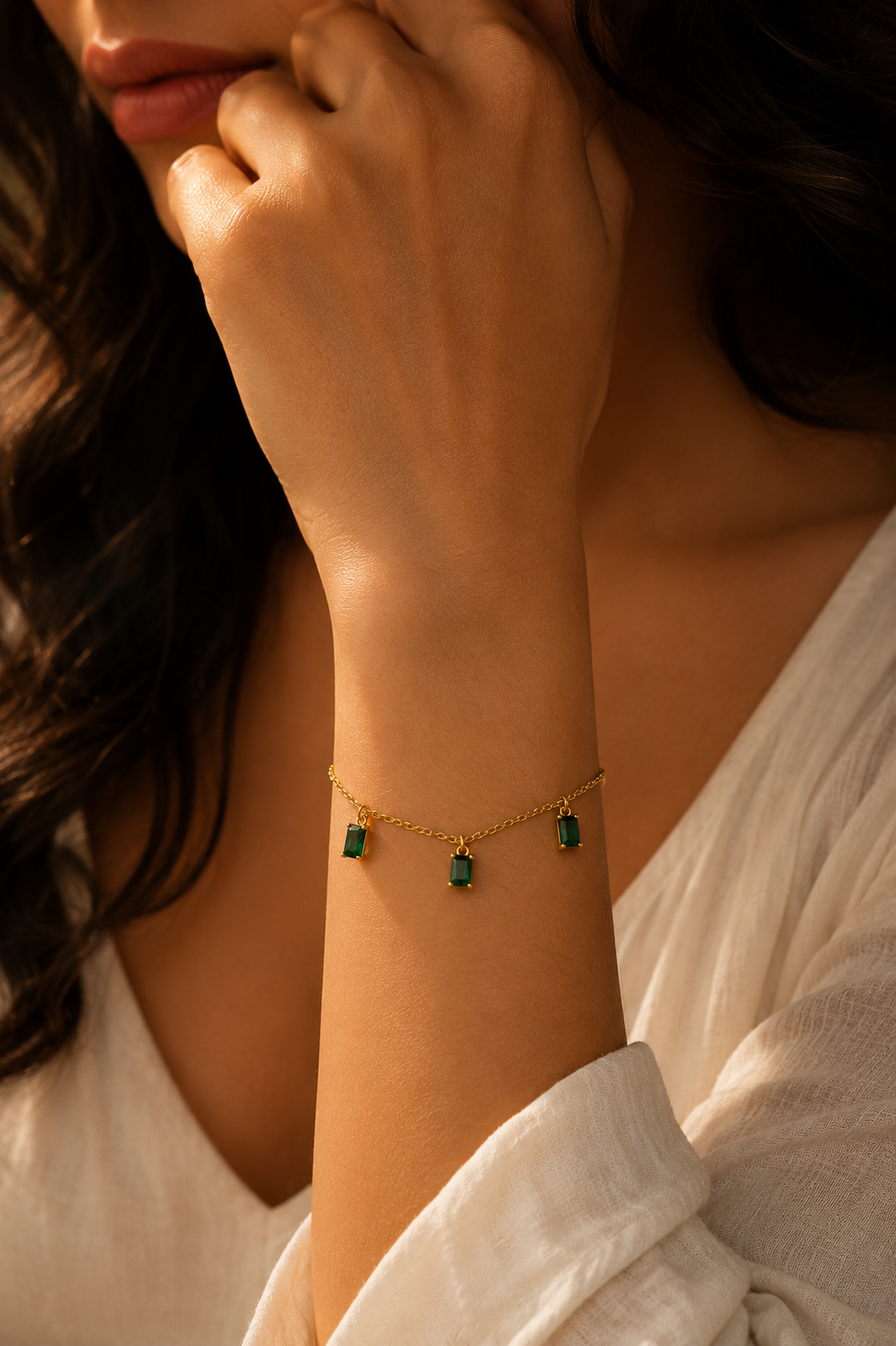 Emerald Green Onyx Chain Bracelet close-up of natural green onyx stone setting